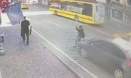 Bursa’da caddenin karşısına geçmek isteyen üniversite öğrencisi alt geçidi ihlal etti. Yolun karşısına koşarak geçerken otomobilin çarpmasıyla savrulan genç kız, şans eseri hafif yaralanırken kaza anı güvenlik kamerasına saniye saniye yansıdı.