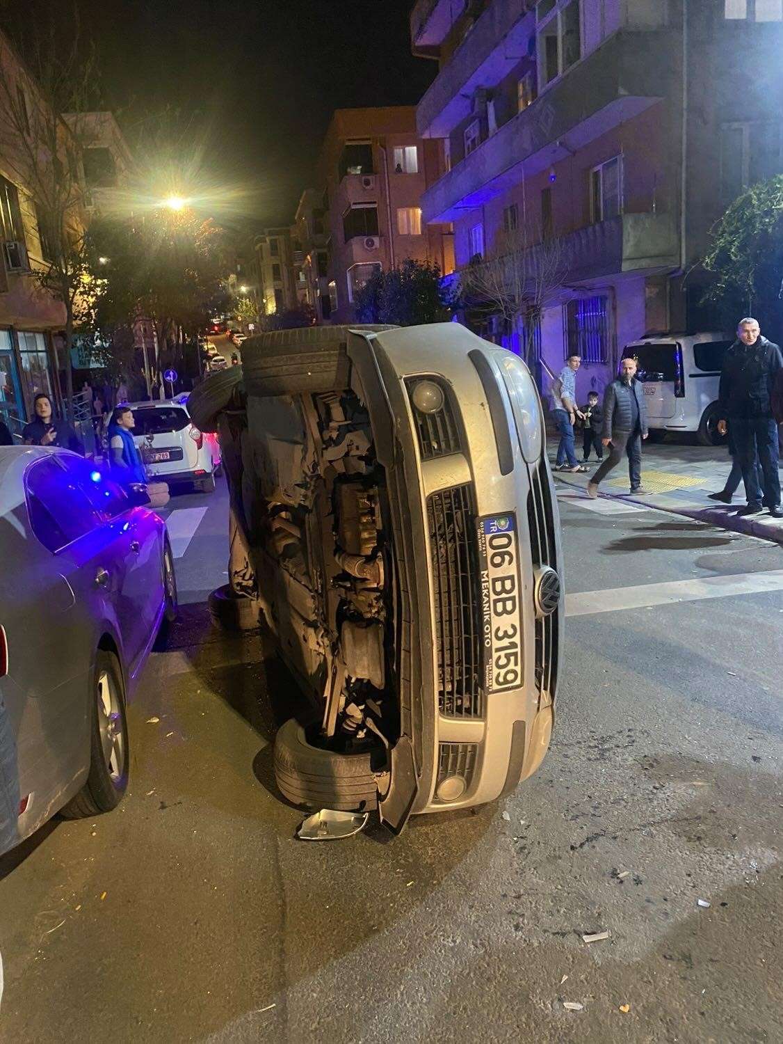 Bayrampaşa'da dün akşam iki aracın çarpışıp, araçlardan birinin takla attığı kaza güvenlik kamerasına yansıdı.