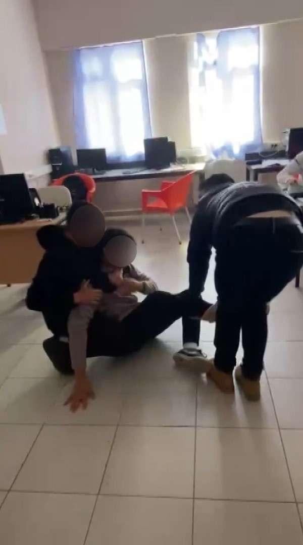 Kocaeli'de 17 yaşındaki gencin sınıfta diğer öğrencilerin zorbalığına uğradığı anlar saniye saniye kameralara yansıdı. Telefonuna gelen devamsızlık mesajıyla oğlunun başından geçenleri öğrenen ve adeta dünyası başına yıkılan gözü yaşlı anne, "Ölmekten beter oldum. Keşke ölseydim de oğlumun bu yaşadıklarını görmeseydim" dedi.