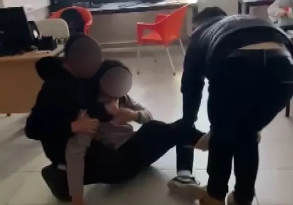 Kocaeli'de 17 yaşındaki genç sınıftaki diğer arkadaşları tarafından zorbalığa uğramıştı. Zorbalık anlarının saniye saniye kameralarda göründüğü o anlara ilişkin Kocaeli Valilik de, “Her türlü şiddete karşı sıfır tolerans” açıklamasında bulundu.