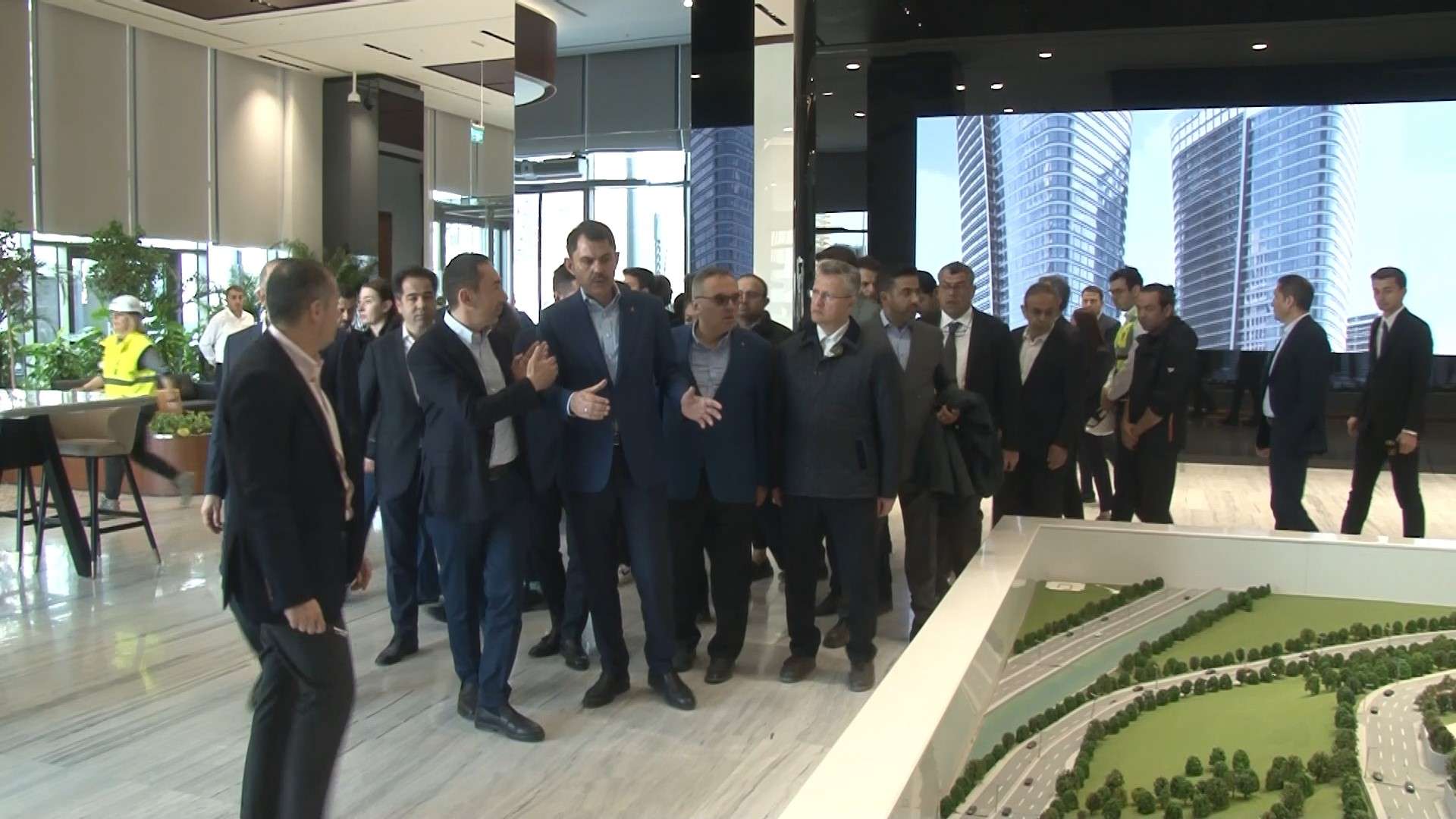 Çevre, Şehircilik ve İklim Değişikliği Bakanı Murat Kurum, yerli otomobil Togg ile 17 Nisan'da hizmete girecek olan İstanbul Finans Merkezi'ne gelerek incelemelerde bulundu.