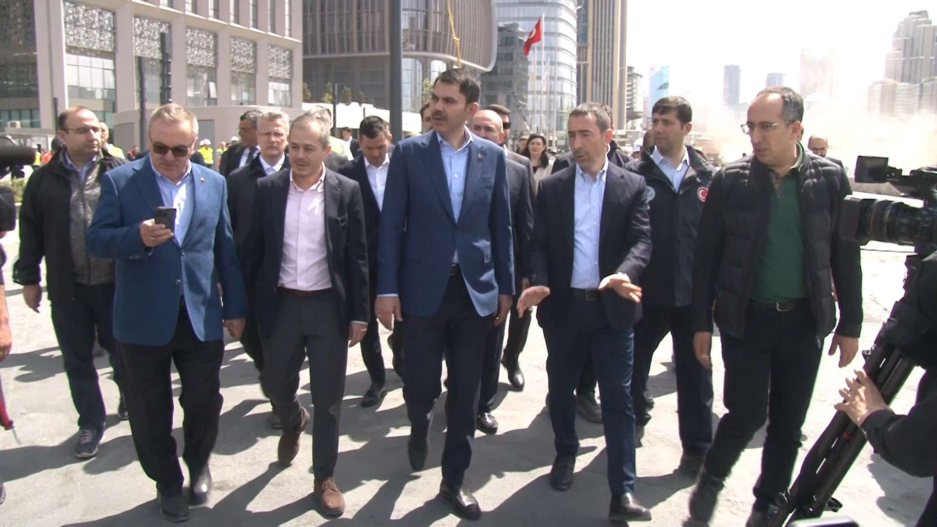 Çevre, Şehircilik ve İklim Değişikliği Bakanı Murat Kurum, yerli otomobil Togg ile 17 Nisan'da hizmete girecek olan İstanbul Finans Merkezi'ne gelerek incelemelerde bulundu.