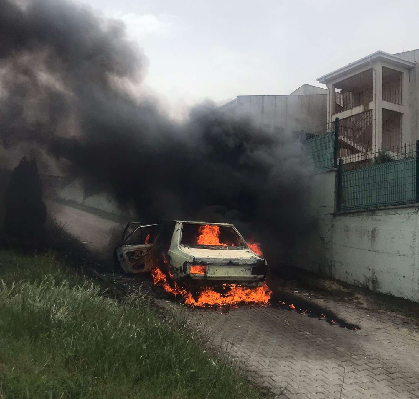 Kocaeli'nin İzmit ilçesinde alev topuna dönen otomobil hurda yığınına döndü.