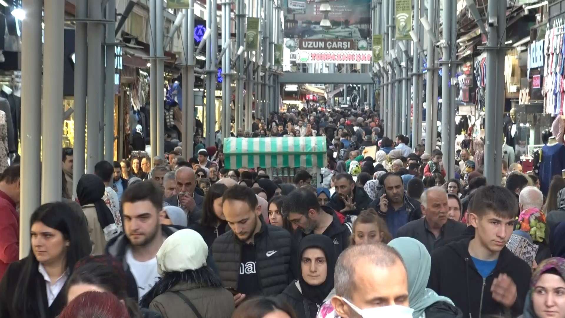 Bursa’da Ramazan Bayramı’na sayılı günler kala tarihi Uzun Çarşı’da yoğunluk yaşanıyor.