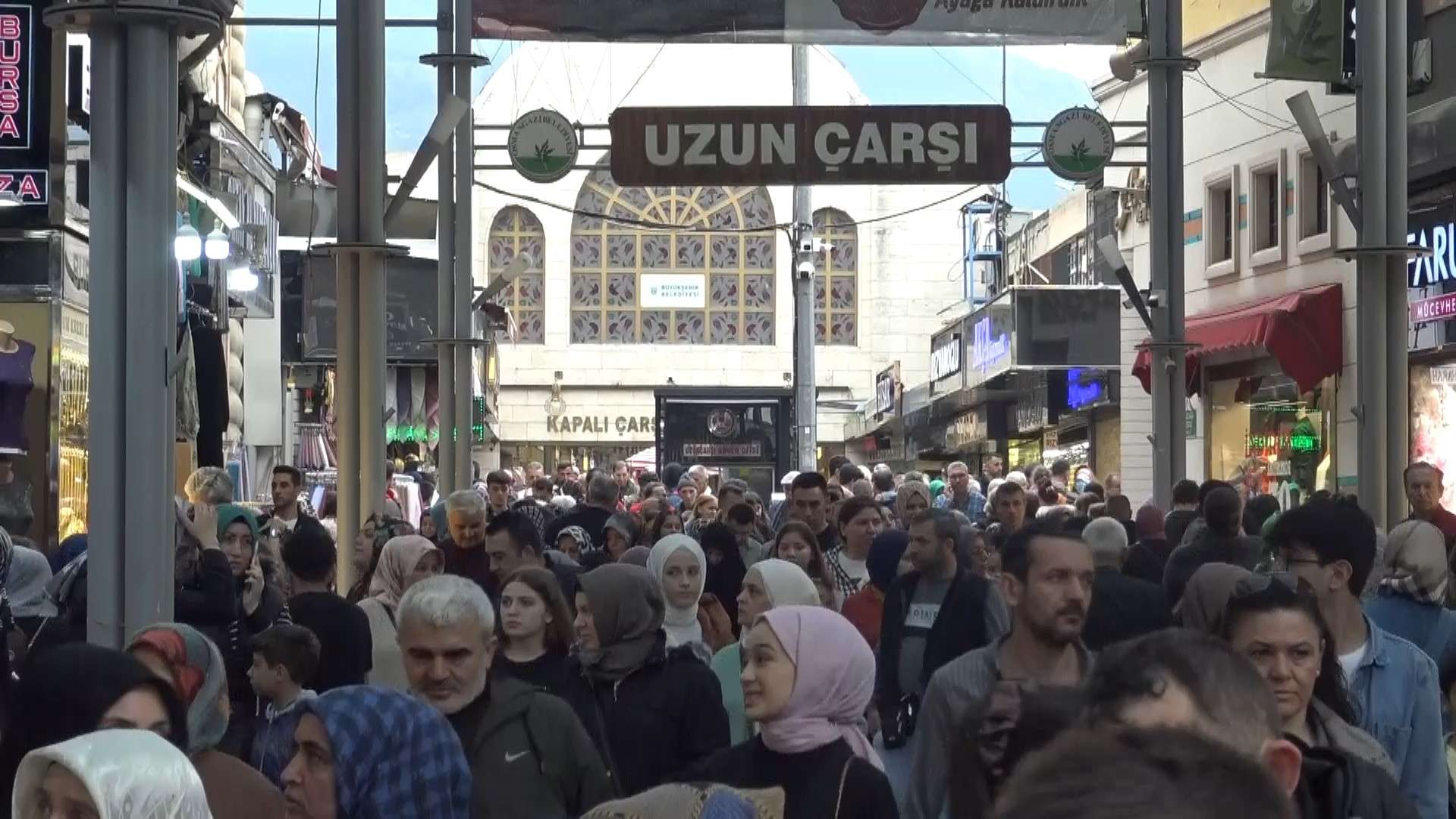 Bursa’da Ramazan Bayramı’na sayılı günler kala tarihi Uzun Çarşı’da yoğunluk yaşanıyor.