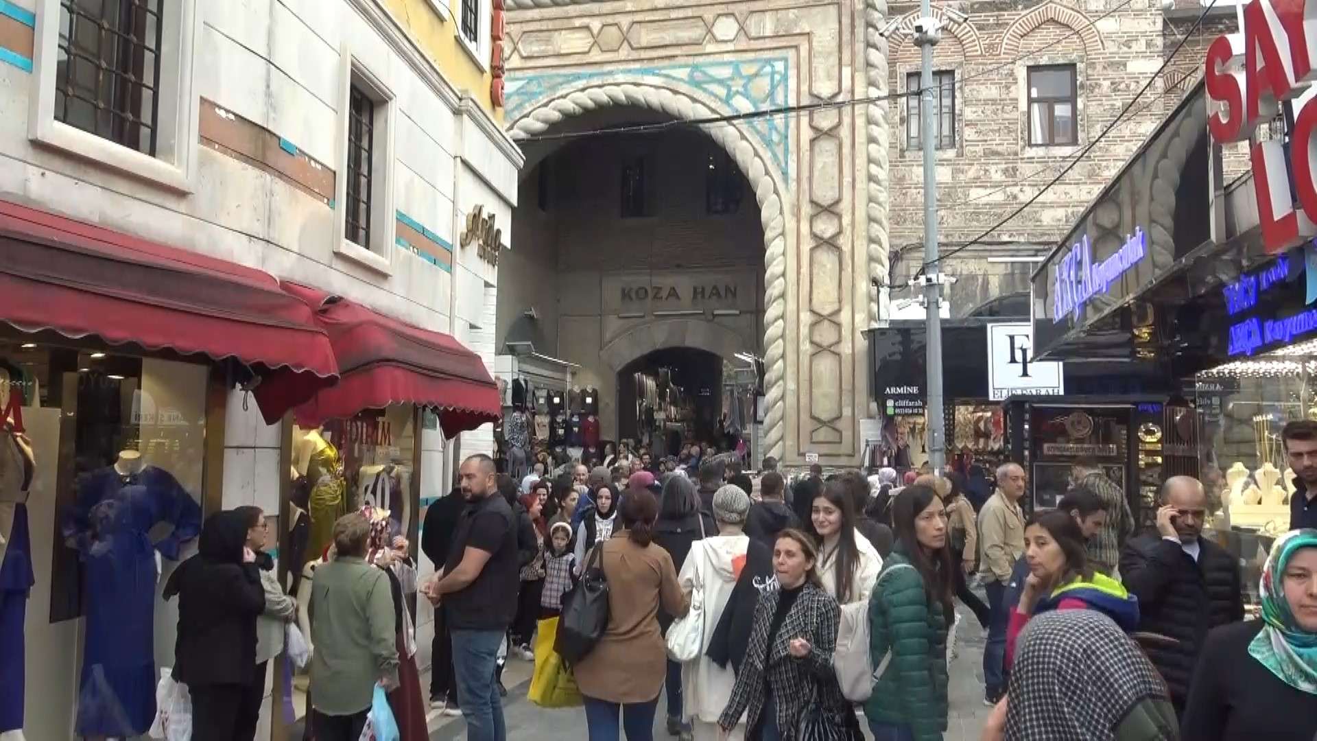 Bursa’da Ramazan Bayramı’na sayılı günler kala tarihi Uzun Çarşı’da yoğunluk yaşanıyor.