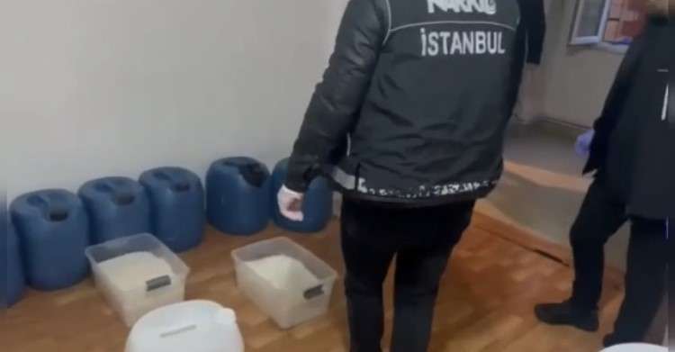 İstanbul'da düzenlenen 5 şüphelinin yakalandığı operasyonda 506 kilogram metamfetamin adı verilen uyuşturucu ele geçirildi.