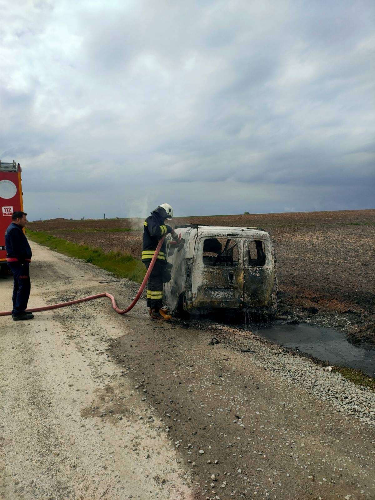 Tekirdağ'ın Muratlı ilçesinde seyir halindeki araçtan bir anda alevler yükseldi. İtfaiye ekipleri tarafından söndürülen yangın sonucu hafif ticari araç kullanılmaz hale geldi.