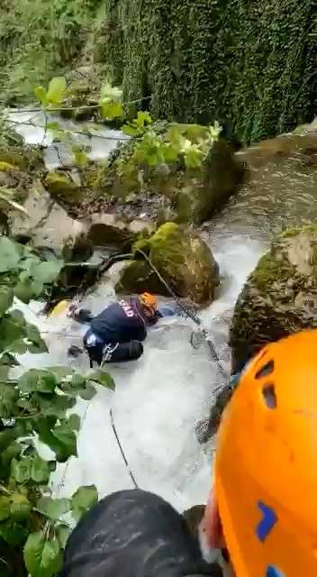Bursa'da fotoğraf çektirmek isterken dengesini kaybederek dereye düşen kızını kurtarmak isteyen baba da akıntıya kapılıp boğuldu. Baba ve kızı olay yerinde hayatını kaybetti.