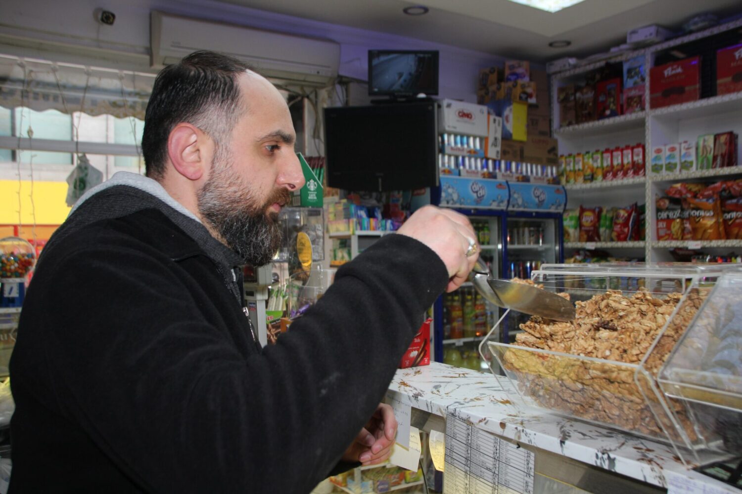 Bilecik’te Ramazan Bayramı’nın yaklaşmasıyla birlikte ceviz satışlarında büyük oranda artış meydana geldi.