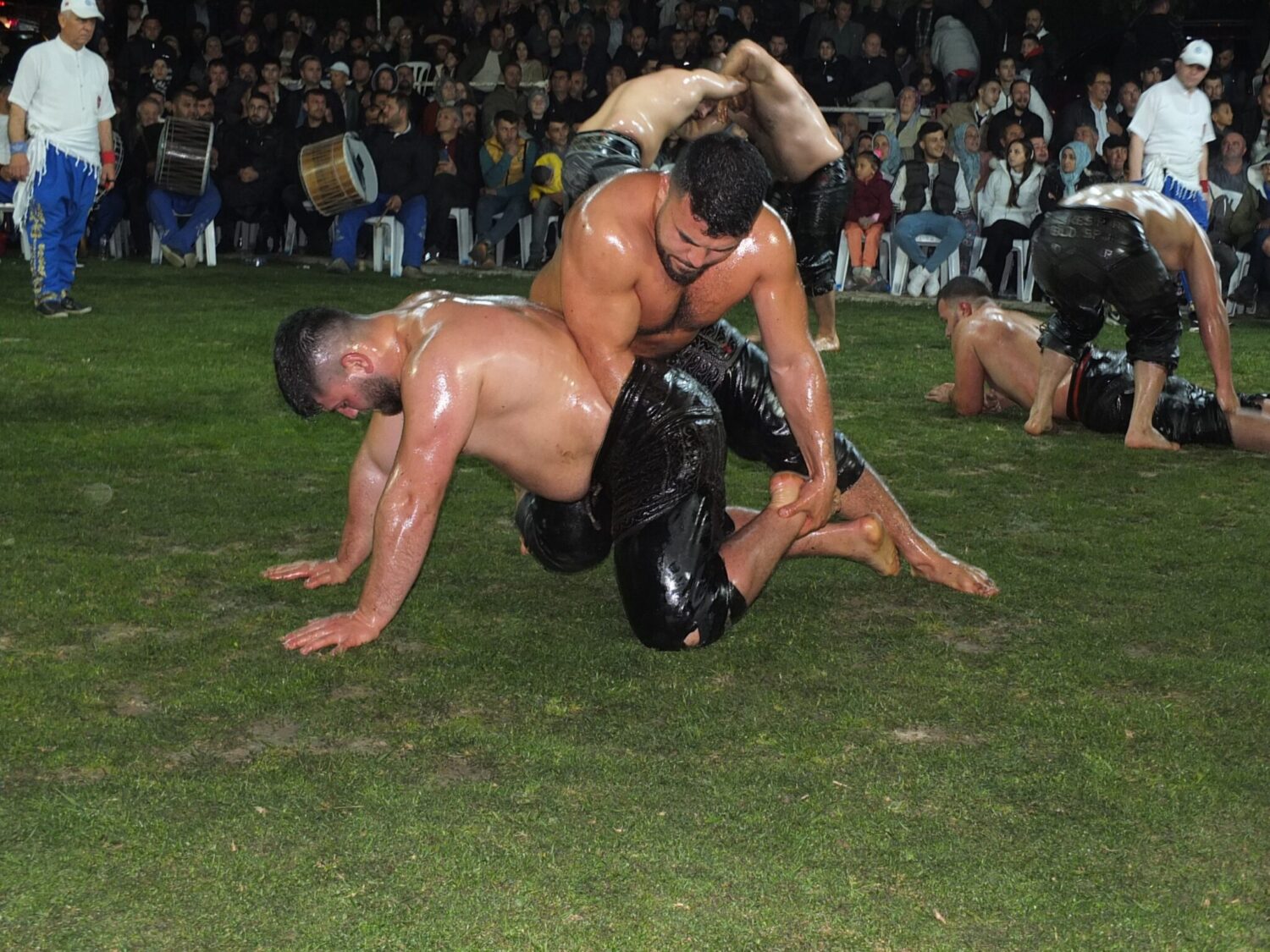 Balıkesir'in Burhaniye ilçesinde Geleneksel Sübeylidere Gece Güreşleri büyük ilgi gördü. İftardan sahura devam eden güreşlerde 200 pehlivan arenaya çıkarken, güreşleri yaklaşık 5 bin kişi izledi.