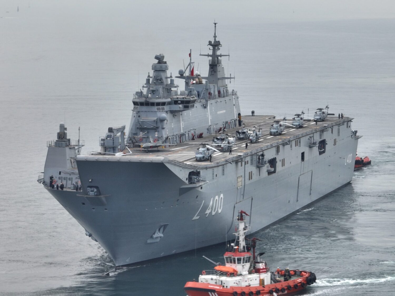 TCG Anadolu, dünyanın ilk silahlı insansız hava aracı (SİHA) gemisi, vatandaşlar tarafından ziyaret edilmek üzere Sarayburnu'na yanaştı. TCG Anadolu'nun İstanbul Boğazı'ndan geçtiği anlar dron ile görüntülendi.