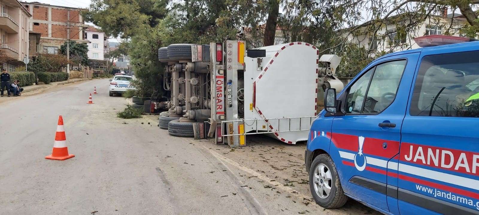 Bursa'da civciv yemi yüklü tır yol ayrımına süratli şekilde dönmek isteyince devrildi. Şans eseri yaralananın olmadığı kazanın güvenlik kamerası görüntüleri ortaya çıktı.
