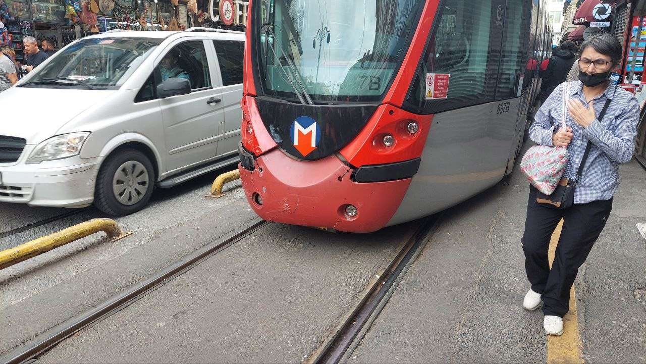 Kabataş Bağcılar seferini yapan tramvay, Sirkeci'de raydan çıktı. Olayda yaralanan olmazken, bölgede trafik yoğunluğu oluştu.