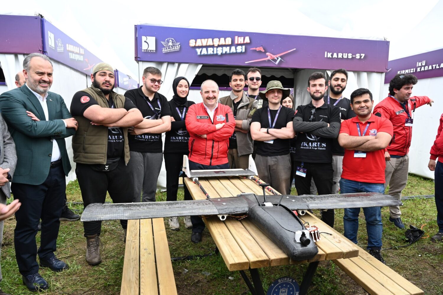 TEKNOFEST Havacılık, Uzay ve Teknoloji Festivali çerçevesinde düzenlenen ‘Savaşan İHA Yarışmasına’, Büyükşehir Belediyesi’nin de destekleriyle Bursa ev sahipliği yapıyor. Bursalıların da yoğun ilgi gösterdiği etkinlikte Büyükşehir Belediyesi tarafından alana kurulan farklı stantlarda çocuklar bilim ve teknolojiyle tanışıyor. 