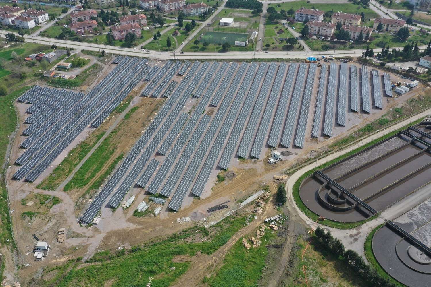 Türkiye'nin enerji sektöründe yenilenebilir enerji kaynaklarına olan ihtiyacının en yoğun hissedildiği dönemde, Sakarya Büyükşehir Belediyesi güneş enerjisi kullanarak enerji seferberliğine katkı sağlayacak.