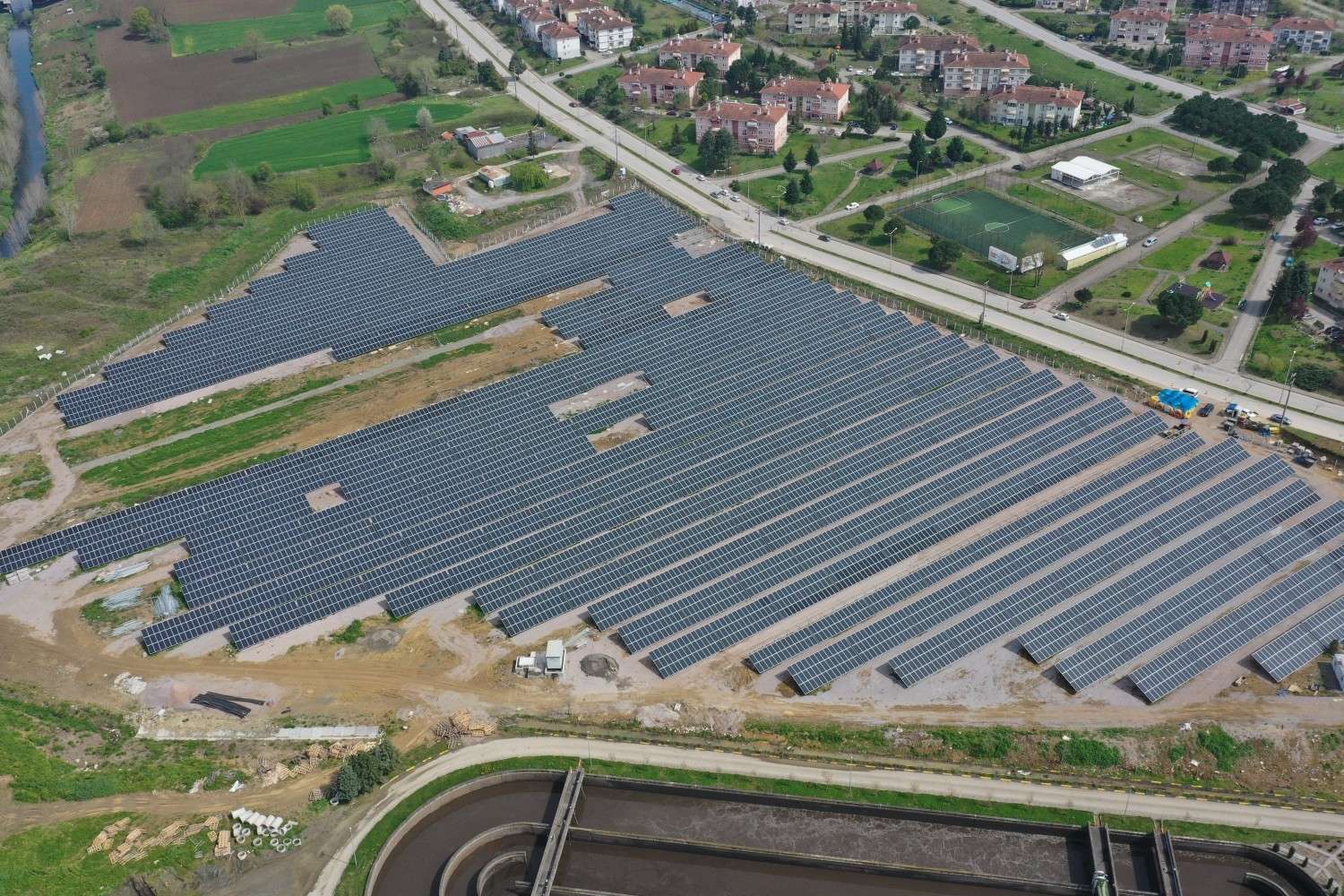 Enerji alanında yatırımlar yaptıklarını aktaran Yüce, “Enerji alanında çok kıymetli eserleri Sakarya’ya kazandırmaya devam ediyoruz. Sadece güneşten değil aynı zamanda suyun gücünü de kullanacağız. İnşallah yakın zamanda saha çalışmalarını başlatacağımız Darıçayırı projemiz ile de Sakarya’ya hem yeni bir su kaynağı hem de yeni bir enerji kaynağı kazandıracağız. Doğanın bize sunduğu imkanları en iyi şekilde değerlendirirken yatırımlarımızı yine doğaya yapıyoruz. Karaman GES Projemiz ile Sakarya’nın enerjisine 14 bin panel sayesinde güneşten katkı sağlayacağız. En başından beri her anını yakından takip ettiğim projemizi inşallah önümüzdeki aylarda tamamlayacağız. Enerjiden elde ettiğimiz tasarruf sayesinde de Sakarya’mızı yeni projelerle buluşturacağız” diye konuştu.