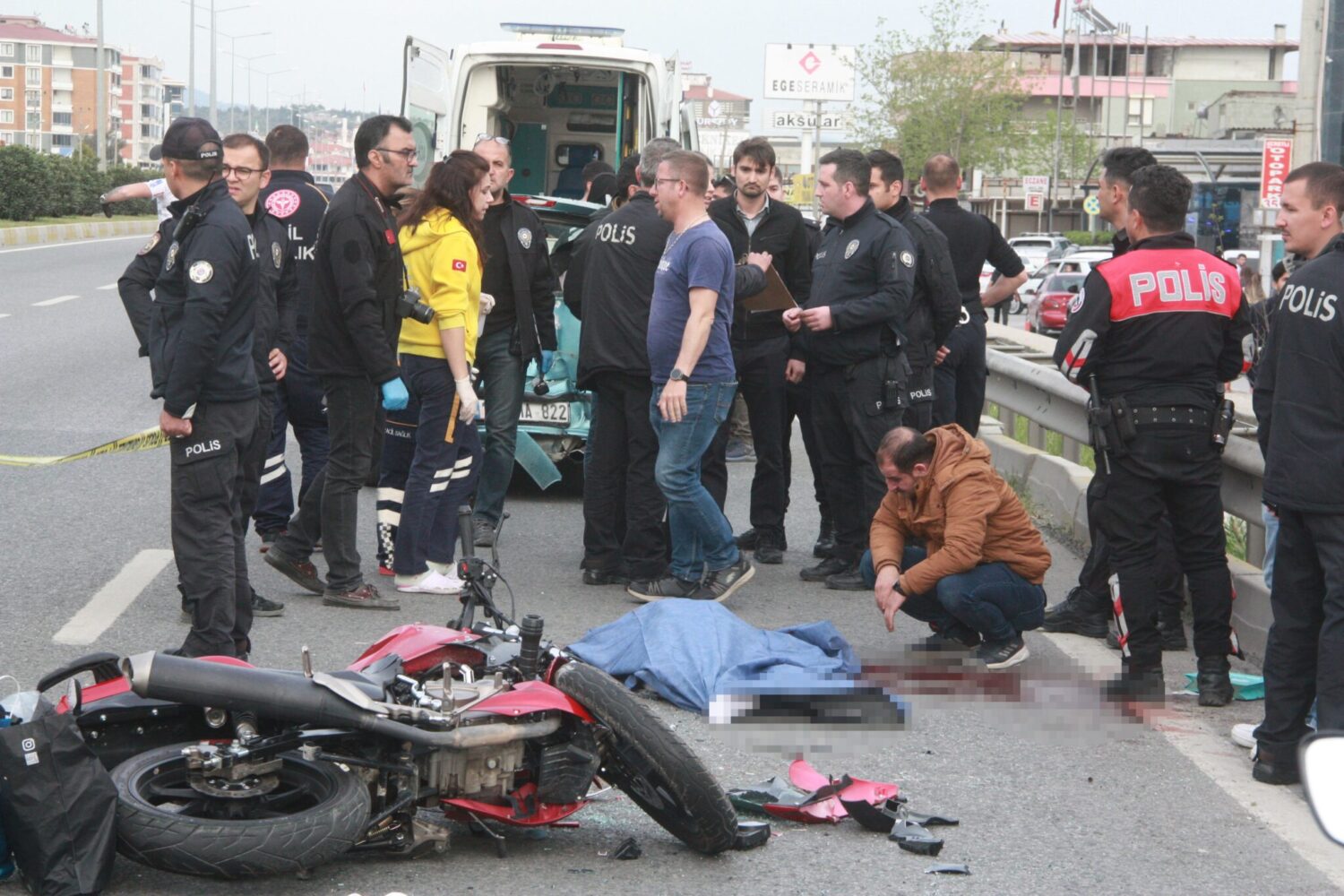 Balıkesir’in Edremit ilçesinde otomobile arkadan çarpan motosiklet sürücüsü hayatını kaybetti. Kazada otomobilde yolcu olan 1 kişi de yaralandı.