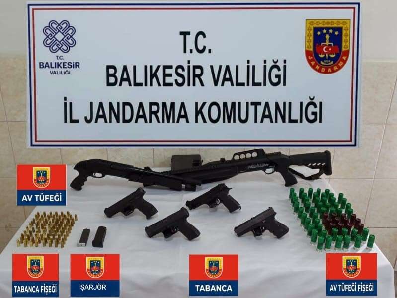 Balıkesir'de yapılan operasyonda silah ve mühimmat, imal ve ticareti yapan 6 kişi jandarma tarafından gözaltına alındı.
