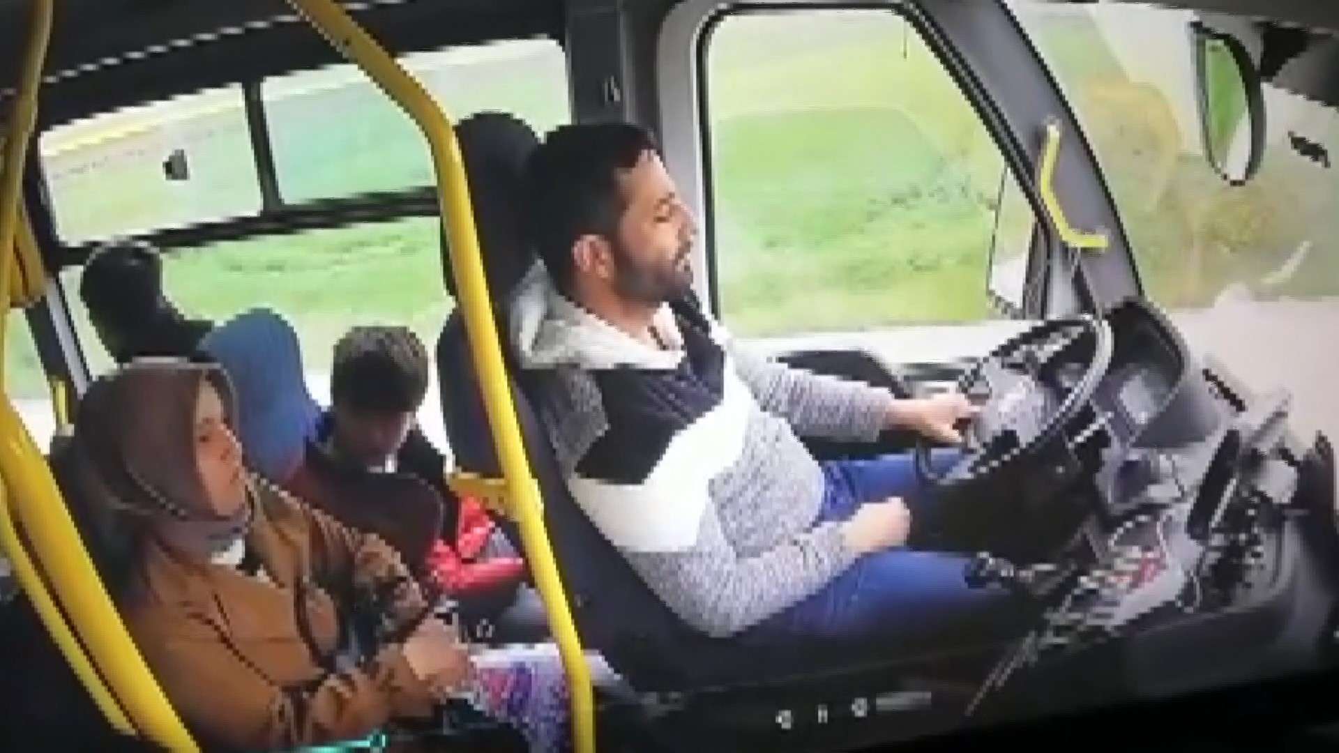 Bursa'da yolcu dolu bir halk otobüsünün şoförü direksiyon başında uyuyakalınca tarlaya uçtu. Yolcuların ölümden döndüğü anlar ise güvenlik kamerasına saniye saniye yansıdı.