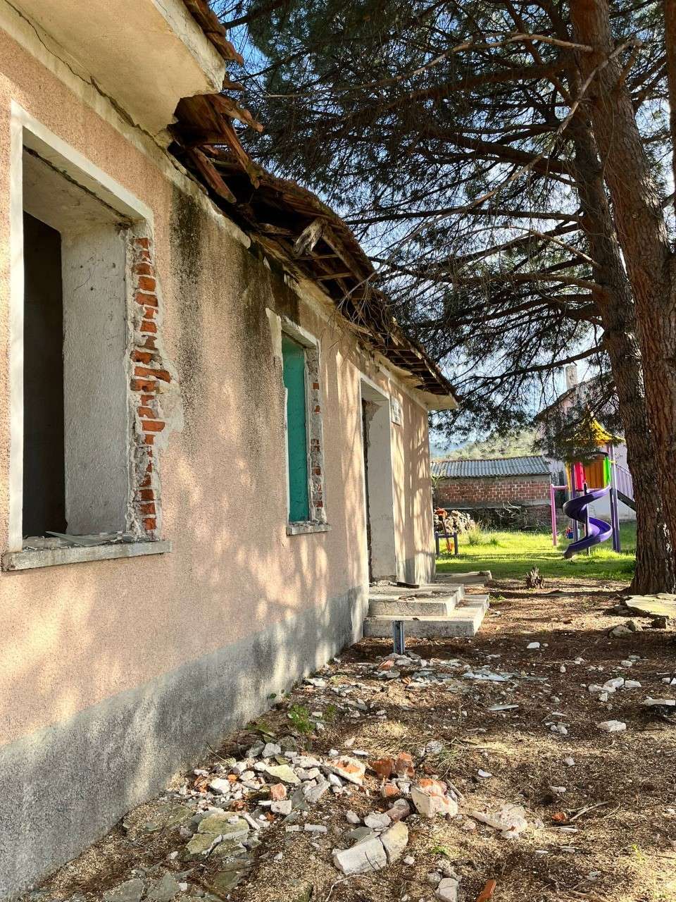 Balıkesir'in Burhaniye ilçesi Yabancılar kırsal mahallesinde bundan yıllar önce eğitime son verilen yıkılma tehlikesi olan eski okul binası tehlike saçıyor. Mahalle halkı tehlikeli hale gelen okulun bir an evvel yıkılmasını bekliyor.