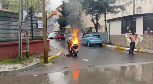 Sultanbeyli'de bir adam henüz bilinmeyen Bir nedenden dolayı motosikletini yaktı. Motosikleti yanan adam itfaiye ekiplerinin yangına müdahale etmesine engel olmaya çalıştı.