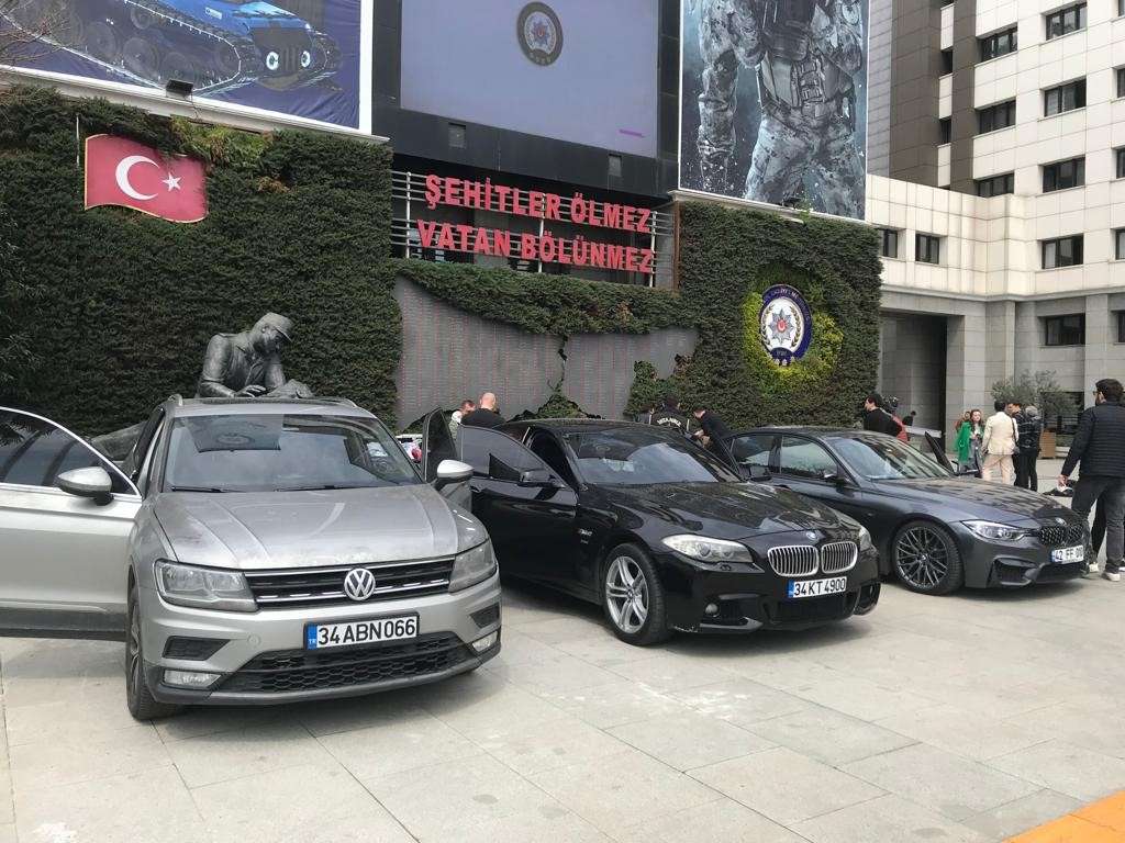 İstanbul'da, Barış Boyun liderliğindeki çete hakkında çıkar amaçlı suç örgütü suçlamasıyla yapılan operasyonlarda ele geçirilen 3 lüks araç ve silahlar, emniyet güçleri tarafından sergilendi.