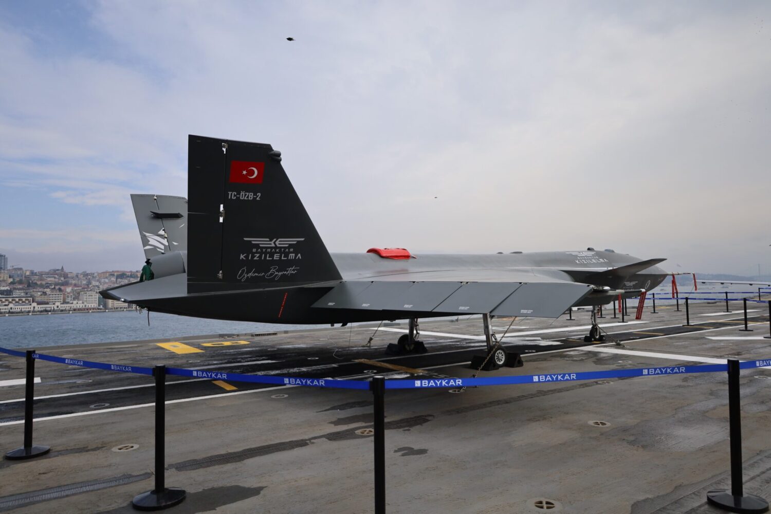 Dünyanın ilk silahlı insansız hava aracı (SİHA) gemisi ve Türkiye'nin en büyük askeri gemisi TCG Anadolu ziyarete açıldı ve vatandaşlarla buluştu. 