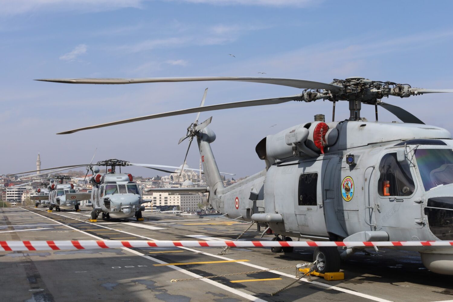 Dünyanın ilk silahlı insansız hava aracı (SİHA) gemisi ve Türkiye'nin en büyük askeri gemisi TCG Anadolu ziyarete açıldı ve vatandaşlarla buluştu. 