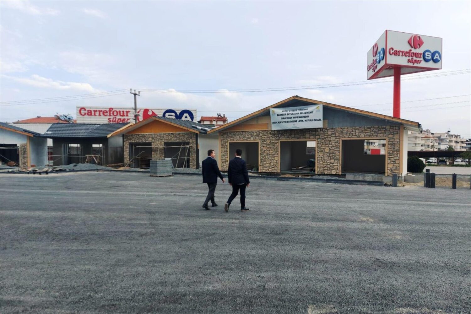 Balıkesir Büyükşehir Belediyesi, “Balıkesir Geleceğe Taşınıyor” projesi dahilinde modern bir yüze kavuşturduğu otobüs terminallerine Edremit’teki Akçay Terminali’ni de ekliyor. Yaz sezonuna tamamlanması planlanan terminal, milyonlarca yerli ve yabancı turisti ağırlayacak. Balıkesir Büyükşehir Belediyesi, ilçelerde kullanılmaz halde olan ve işlevini yitirmiş terminalleri yenilemeye devam ediyor. Büyükşehir Belediye Başkanı Yücel Yılmaz’ın seçim vaatleri arasında da yer alan terminal yenileme çalışmaları dahilinde ilçelerdeki terminaller; yenilikçi, modern ve yolcu ihtiyaçlarını karşılayabilecek bir hale getiriliyor. “Balıkesir Geleceğe Taşınıyor” projesi dahilinde bugüne kadar; Erdek, Altınoluk, Altınova, Susurluk, Manyas, Edremit, otogarlarını yenileyen Büyükşehir Belediyesi; Balya, Akçay ve Sındırgı terminallerinin de yapımına başladı. Balıkesir Büyükşehir Belediyesi’nin Körfez sahil şeridinde yaptığı düzenleme çalışmaları sayesinde yerli ve yabancı turistlerin dikkatini çekmeye başladı. Yaz ayında artan turist nüfusunun transferleri, Büyükşehir Belediyesi’nin inşa ettiği; güvenli, modern, konforlu ve teknolojik donanımlara sahip Ayvalık Sarımsaklı, Edremit, Altınoluk ve Akçay, terminallerinden sağlanacak. Balıkesir Büyükşehir Belediye Başkanı Yücel Yılmaz, Akçay Terminalinde yürütülen çalışmaları yerinde inceleyerek bilgi aldı.