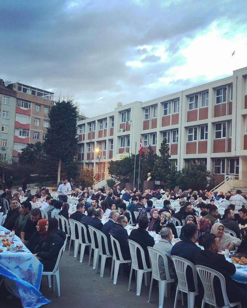 İstanbul Balıkesirliler Derneği tarafından organize edilen geleneksel iftar yemeği Zeytinburnu ilçesinde bulunan Zühtü Kurtulmuş Anadolu Lisesi bahçesinde yapıldı. İstanbul Balıkesirliler Derneği Başkanı Mehmet Fatih Önsöz: "Önümüzde ki döneme damga vuran bir sivil toplum kuruluşu olacağız"