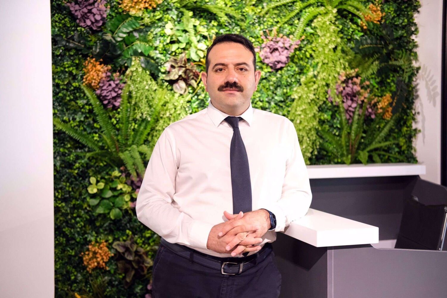 Emlak Uzmanı Mustafa Hakan Özelmacıklı, “Mart ayında tüm gayrimenkul türlerinde geçen ay 277 bin 496 gayrimenkul satış işlemi yapıldı. Bunlardan 105 binin konut, 51 bini arsa, 93 bin tarla, 10 bin iş yeri oldu. Konutta rakamlar düşse de arsa ve arazi revaçta” dedi. TÜİK Mart ayı konut istatistikleri açıklandı. Türkiye genelinde konut satışları Mart ayında bir önceki yılın aynı ayına göre yüzde 21,4 azalarak 105 bin 476 oldu. Konuya ilişkin değerlendirmelerde bulunan Altın Emlak Genel Müdürü Mustafa Hakan Özelmacıklı, “Aslında konut satışlarına geçen yılın aynı ayına göre değil bir önceki aya göre ve çeyrek dönemlere göre bakmak daha doğru. Şubat ayına göre konut satışlarında yüzde 30 seviyesinde bir artış var. Konut satışları Ocak-Mart döneminde bir önceki yılın aynı dönemine göre ise yüzde 11,5 azalışla 283 bin 215 olarak gerçekleşti. Tüm gayrimenkul türlerinde ise Şubat ayına göre Mart ayında satışlar yüzde 83 arttı. Mart ayında tüm gayrimenkul türlerinde geçen ay 277 bin 496 gayrimenkul satış işlemi yapıldı. Bunlardan 105 binin konut, 51 bini arsa, 93 bin tarla, 10 bin iş yeri oldu. Konutta rakamlar düşse de arsa ve arazi revaçta” dedi. Konut satışlarındaki düşüşün nedenleri Konut satışındaki gerilemenin nedenleri hakkında da değerlendirmelerde bulunan Özelmacıklı, “Özellikle deprem sonrası müşterilerin daha yeni yapılarda oturma beklentileri var. Bu nedenle eski yapıların satışında bir gerileme söz konusu. Bunun yanında konut almak isteyenlerin finansmana erişimi çok zor. Aylık 2 üzerinde faiz oranları ve değerin yüzde 50’sine kadar düşen kullanımlar nedeniyle kredi kullanımı çok azaldı. Hatta Ocak-Mart döneminde gerçekleşen ipotekli konut satışları ise bir önceki yılın aynı dönemine göre yüzde 13,9 azalışla 58 bin 822 oldu. İlk evim ve ilk arsam kura sonuçlarının beklenmesi, ramazan aynının etkisi genel düşüşlerin nedenleri diyebiliriz” diye konuştu. 2’nci el konut satışları ilk çeyrekte 200 bine yaklaştı İkinci el konut satışlarının Ocak-Mart döneminde ise bir önceki yılın aynı dönemine göre yüzde 11,7 azalışla 199 bin 308 olarak gerçekleştiğini de ifade eden Özelmacıklı, “Toplam konut satışları içinde ikinci el konut satışının payı Mart ayında yüzde 68,8 oldu. İlk el konut satışları Ocak-Mart döneminde ise bir önceki yılın aynı dönemine göre yüzde 11,2 azalışla 83 bin 907 olarak gerçekleşti” şeklinde konuştu. Antalya eski sırasına kavuştu Özelmacıklı, “Antalya, son sekiz yıldır, illere göre yabancıya satışta ilk sıradaki yerini İstanbul’a kaptırmıştı. Lakin bu sene eski yerine tekrar kavuştu. Yabancılara yapılan konut satışlarında Ocak - Mart döneminde 4 bin 177 konut satışı ile Antalya ilk sırada yer aldı. Antalya'yı gene ilk çeyrekte 3 bin 603 konut satışı ile İstanbul ve 796 konut satışı ile Mersin izledi. Gene ilk çeyrekte Ankara’da 334, Bursa’da 320, Yalova’da 268, İzmir’de 253, Muğla’da 194, Kocaeli’nde 164 ve Trabzon’da 137 konut satıldı” dedi.
