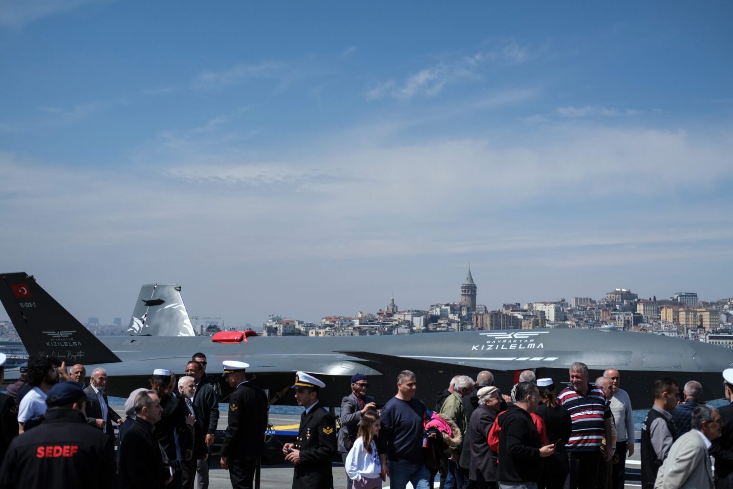 SİHA gemisi TCG Anadolu, Sarayburnu Limanı’nda vatandaşların ziyaretine açıldı. Vatandaşlar eşsiz İstanbul manzarasında sergilenen SİHA'lara yoğun ilgi gösterdi.