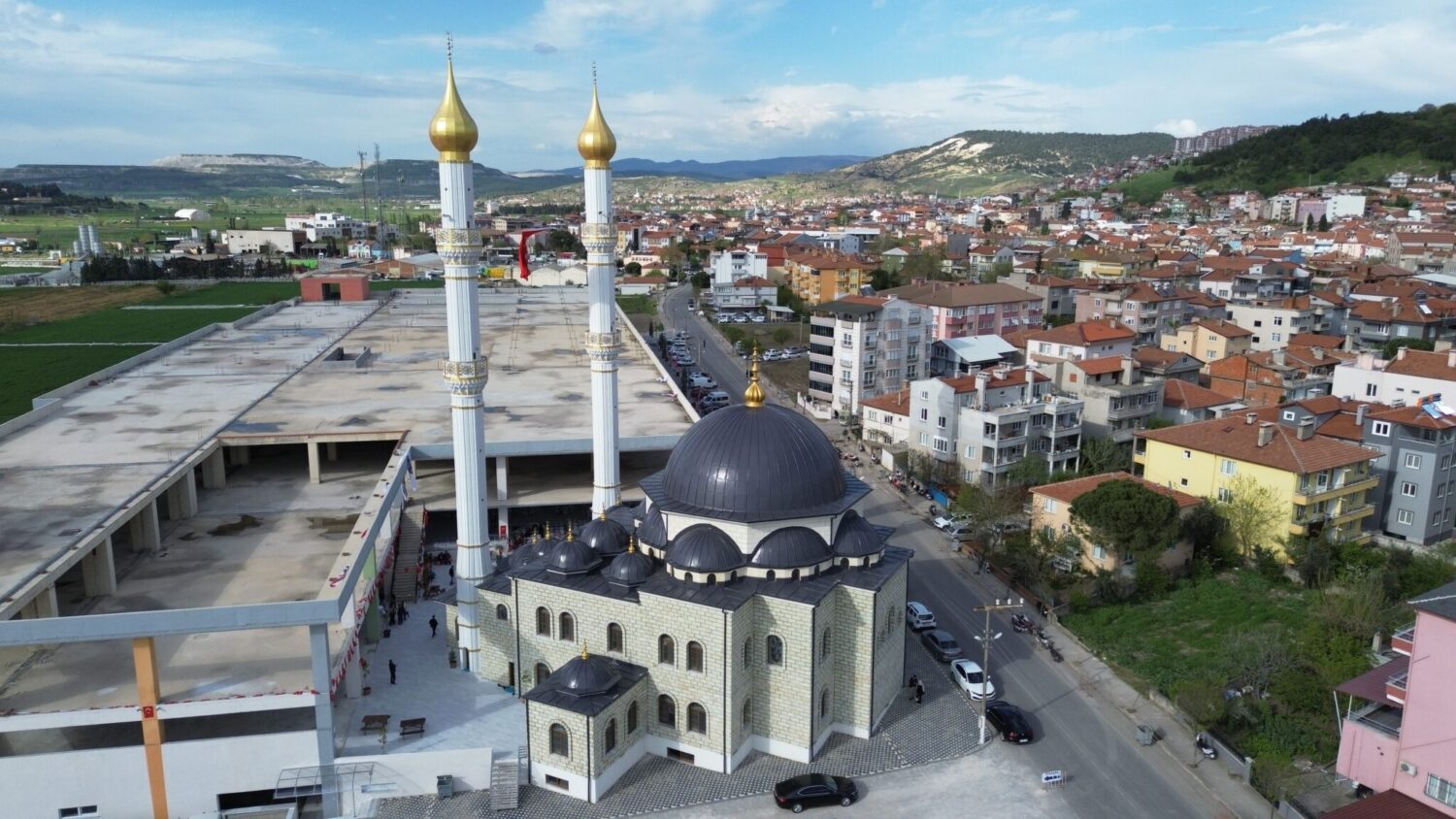 Bigadiç'te yaptırılan Merkez Camii, Kadir Gecesi’nde ibadete açıldı.