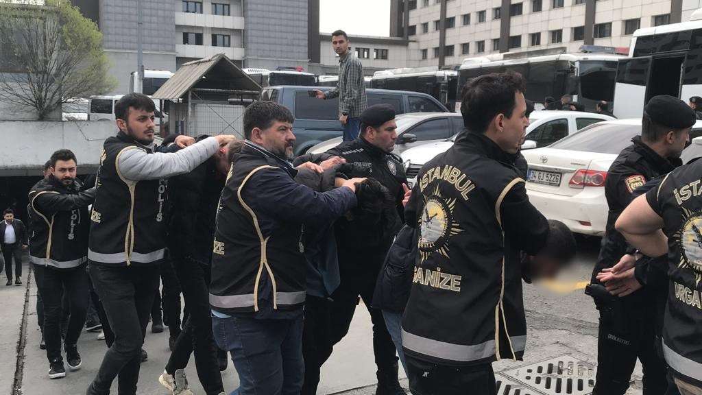 Hakkında kırmızı bülten kararı bulunan Barış Boyun liderliğindeki suç örgütüne yönelik yürütülen soruşturma neticesinde adliyeye sevk edilen şüphelilerden 46’sı, çıkarıldıkları nöbetçi hakimlikçe tutuklanarak cezaevine gönderildi. Öte yandan firari örgüt yöneticisi Zafer Boyun ise yakalanarak gözaltına alındı. İstanbul Cumhuriyet Başsavcılığınca suç örgütlerinin faaliyetlerinin deşifre edilmesine yönelik yürütülen soruşturma neticesinde, daha önce işlediği suçlardan dolayı kırmızı bültenle aranan ve İtalya'nın başkenti Roma'da cezaevinde tutuklu bulunan Barış Boyun liderliğindeki silahlı örgütten 92 şüpheli geçtiğimiz Cuma günü düzenlenen operasyonlarda yakalanarak gözaltına alınmıştı. Gözaltına alınan şüpheliler, emniyetteki işlemlerinin tamamlanmasının ardından Çağlayan'da bulunan İstanbul Adalet Sarayı’na sevk edildiler. Burada Savcılıktaki ifadeleri biten şüphelilerden 81’i tutuklama talebiyle, 11’i ise adli kontrol tedbiri uygulanması talebiyle nöbetçi hakimliğe sevk edildi. 46 şüpheli tutuklandı Şüphelilerden 46’sı çıkarıldıkları nöbetçi hakimlikçe tutuklanarak cezaevine gönderilirken, 46 şüpheli adli kontrol şartıyla serbest bırakıldı. Firari örgüt yöneticisi yakalandı Öte yandan, yapılan aramalarda çok sayıda silah, fişek ve az miktarda uyuşturucu madde de ele geçirildi. Ayrıca, firari durumda olan örgüt yöneticisi Zafer Boyun ise 17 Nisan tarihinde yakalanarak gözaltına alındı.