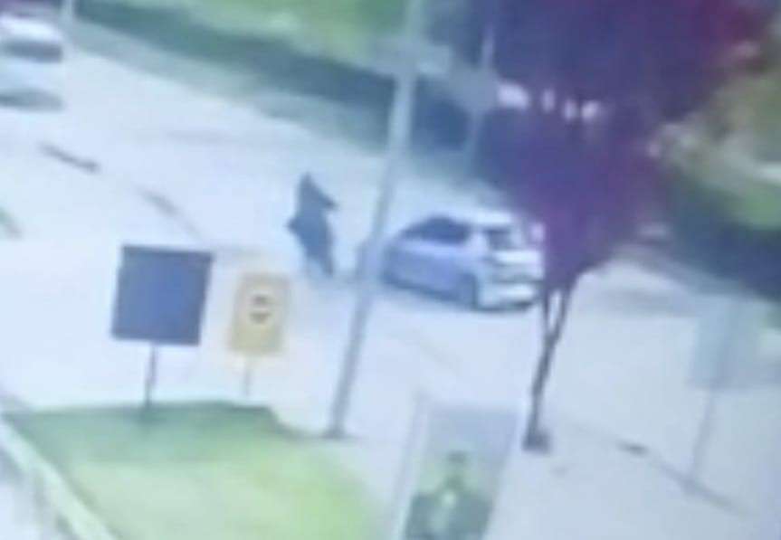 Bursa'nın İnegöl ilçesinde kontrolden çıkarak savrulan otomobilin elektrikli bisiklete çarptığı kazada 1 kişi yaralandı. Kaza anı bir iş yerinin güvenlik kamerasına saniye saniye yansıdı.