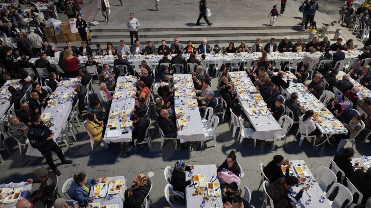 Burhaniye ilçesinde, Belediye tarafından Cumhuriyet Meydanı’nda Kadir Gecesinde geleneksel olarak düzenlenen iftar yemeğinde 5000 kişiye iftar verildi. Ramazan ayı boyunca Ahmet Akın Kültür Merkezi’nde düzenlenen iftar yemekleri, Kadir Gecesi sebebiyle daha çok kişinin bir arada olabilmesi için Cumhuriyet Meydanında yapıldı.