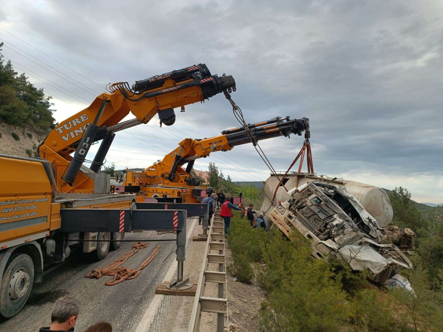 Bilecik'te geçtiğimiz hafta lastiği patlayarak şarampole uçan beton mikseri kurtarıldı.