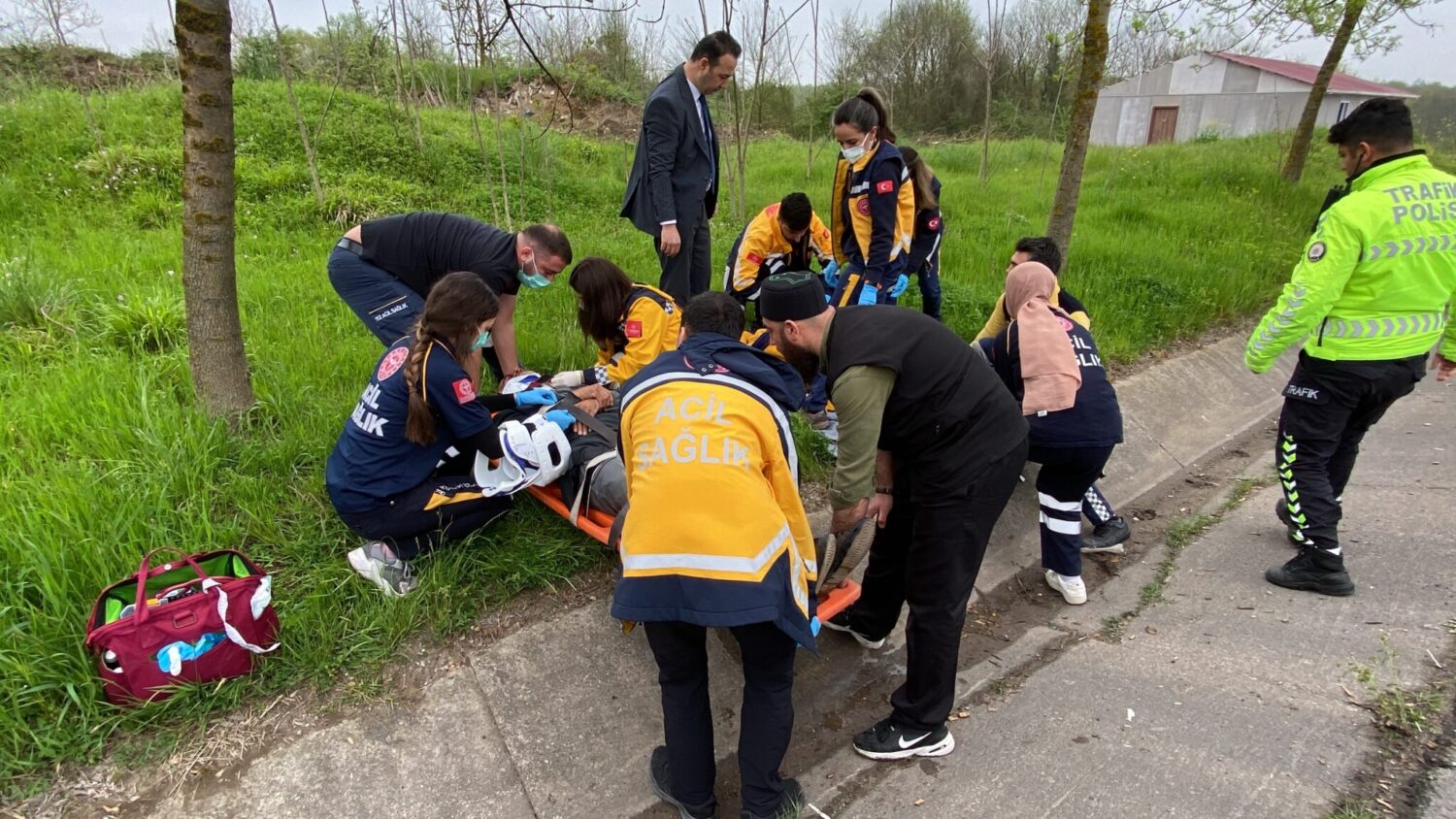 Kocaeli'de kırmızı ışıklarda duran hafif ticari araca kamyon çarpması neticesinde 2 kişi yaralandı. Tesadüfen kazayı gören doktor, yaralıların yardımına koşarak ilk müdahaleyi yaptı.
