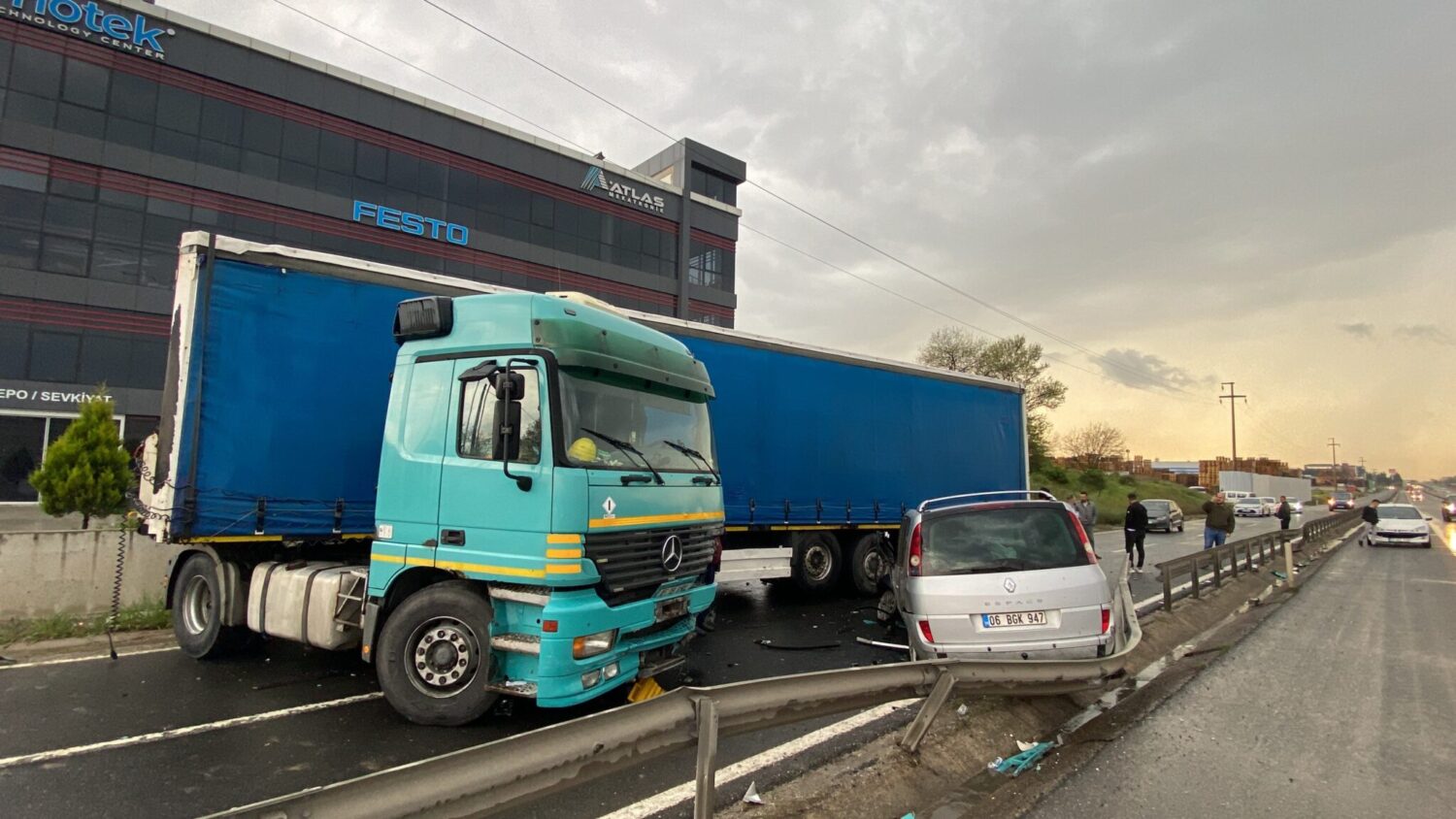 Tekirdağ’ın Çerkezköy ilçesinde tır ile kafa kafaya çarpışan otomobil hurdaya döndü. Sürücü otomobilden sağ salim yaralı çıktı.