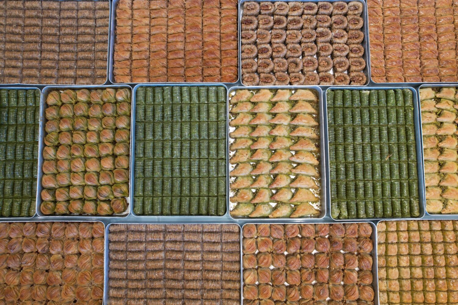 Baklava ustaları "merdiven altı" denilen ve kalitesiz malzemelerle yapılan ucuz baklavalardaki hileleri anlattı ve uyardı: Fıstıklı baklavalar yerine, maydanoz ve ıspanaklı baklava yemeyin. 