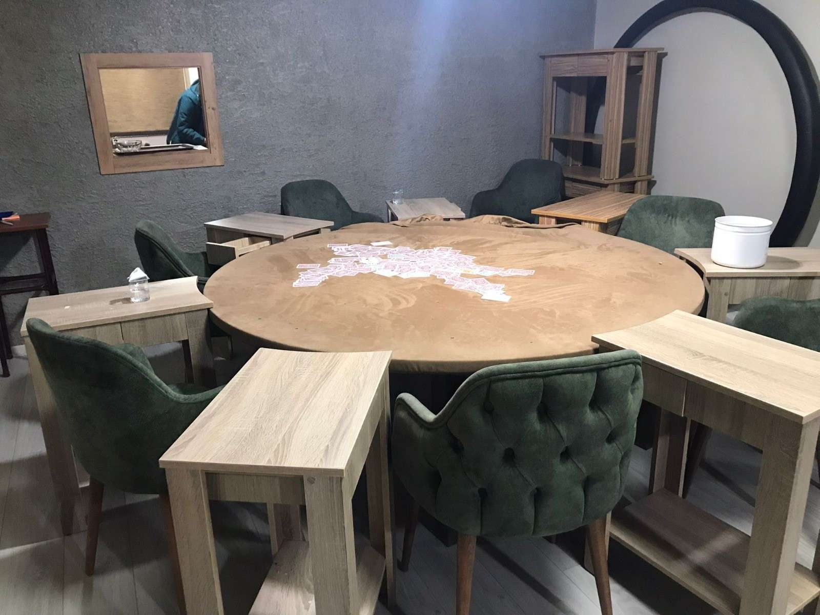 Sancaktepe'de mühürlü olması gereken bir iş yerine yapılan baskın sonucu kumar oynayan 22 kişi yakalandı.