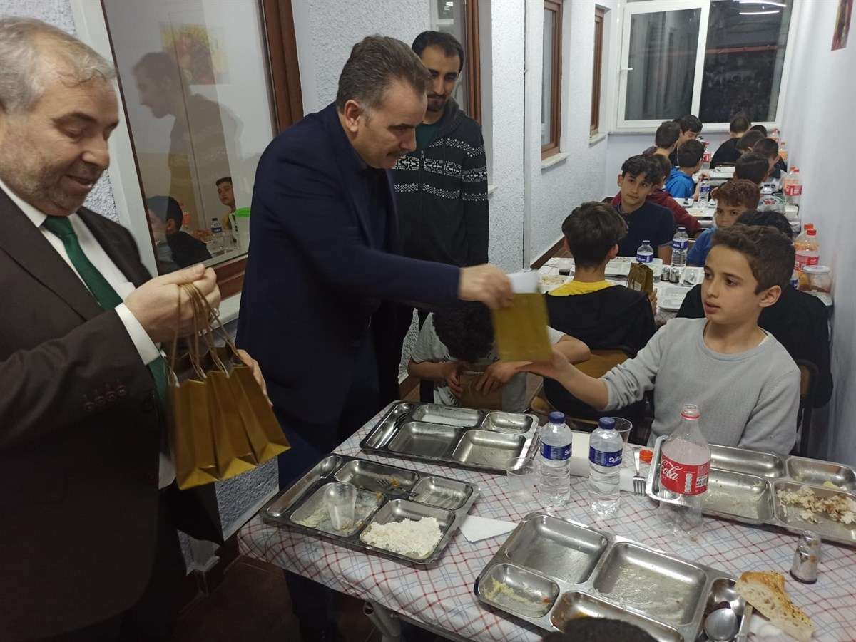 Balıkesir’in Edremit Kaymakamı Ahmet Odabaş, Ağa Camii Yatılı Hafızlık Erkek Kuran Kursu öğrencilerle iftarda bir araya geldi.