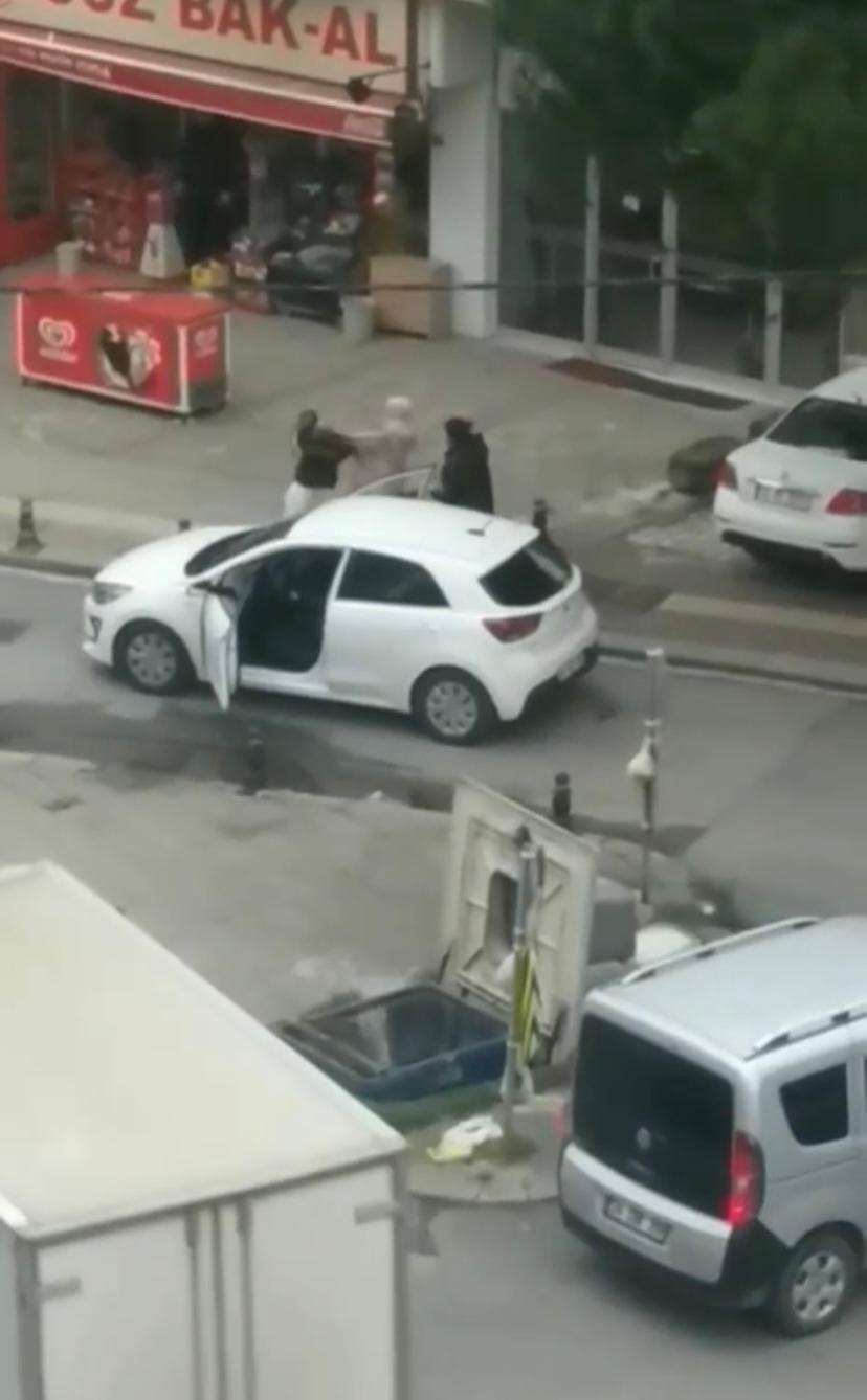 Pendik’te trafikte iki kadın sürücü arasında yol verme meselesi yüzünden çıkan kavgada, tekmeler havada uçuştu. O anlar cep telefonu kamerasına saniye saniye yansıdı. Olay geçtiğimiz günlerde Pendik’te meydana geldi. Edinilen bilgiye göre 2 kadın sürücü ters şeritli bir yolda karşı karşıya geldi. Kadın sürücüler birbirine yol vermezken 2 sürücü arasında yol verme meselesinden tartışma çıktı. Tartışma alevlenerek kavgaya dönüştü. Yol ortasında saç baş yolarak kavga eden kadın sürücüleri vatandaşlar ayırmaya çalıştı. Sinirlerine hakim olamayan kadın sürücüler birbirlerinin araçlarına tekme ve yumruklar atarak zarar vermeye çalıştı. Trafikte bu kadarına pes dedirten o anlar bir vatandaşın cep telefonu kamerasına yansıdı.