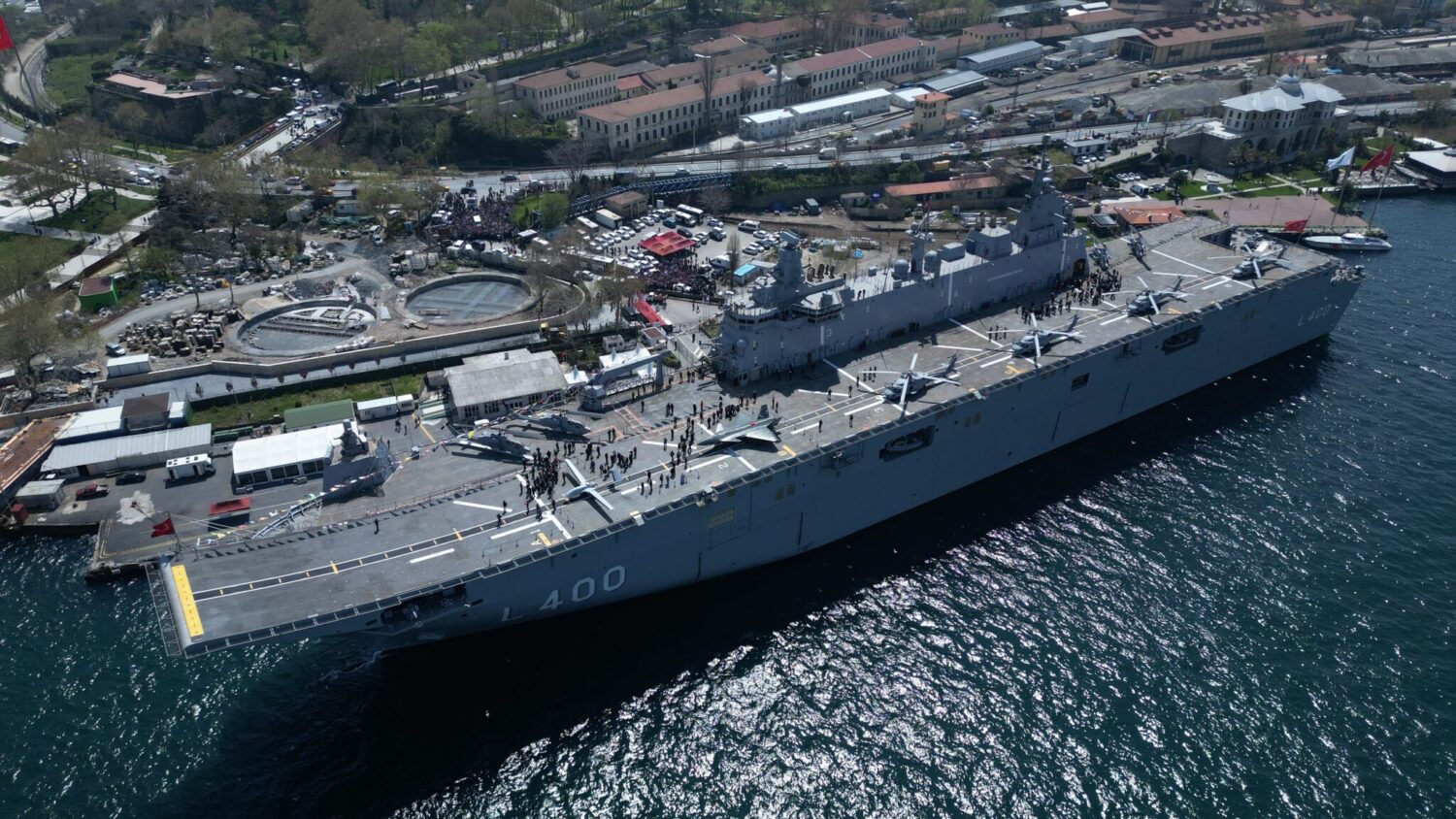 Ziyaretçi yoğunluğunun devam ettiği Türkiye'nin en büyük askeri gemisi TCG Anadolu, Ramazan Bayramı’nda ziyaret edilebilecek.