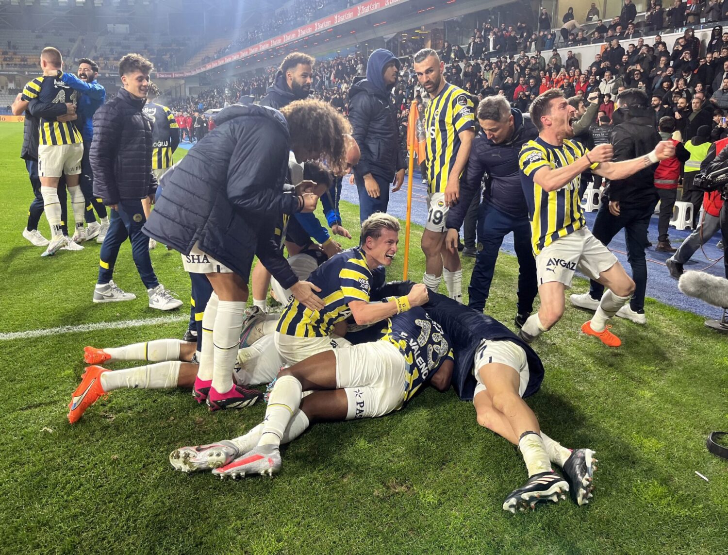 Fenerbahçe, deplasmanda oynadığı maçta Medipol Başakşehir'e karşı geriye düşmesine rağmen Joao Pedro'nun golleriyle maçı 2-1 kazandı.