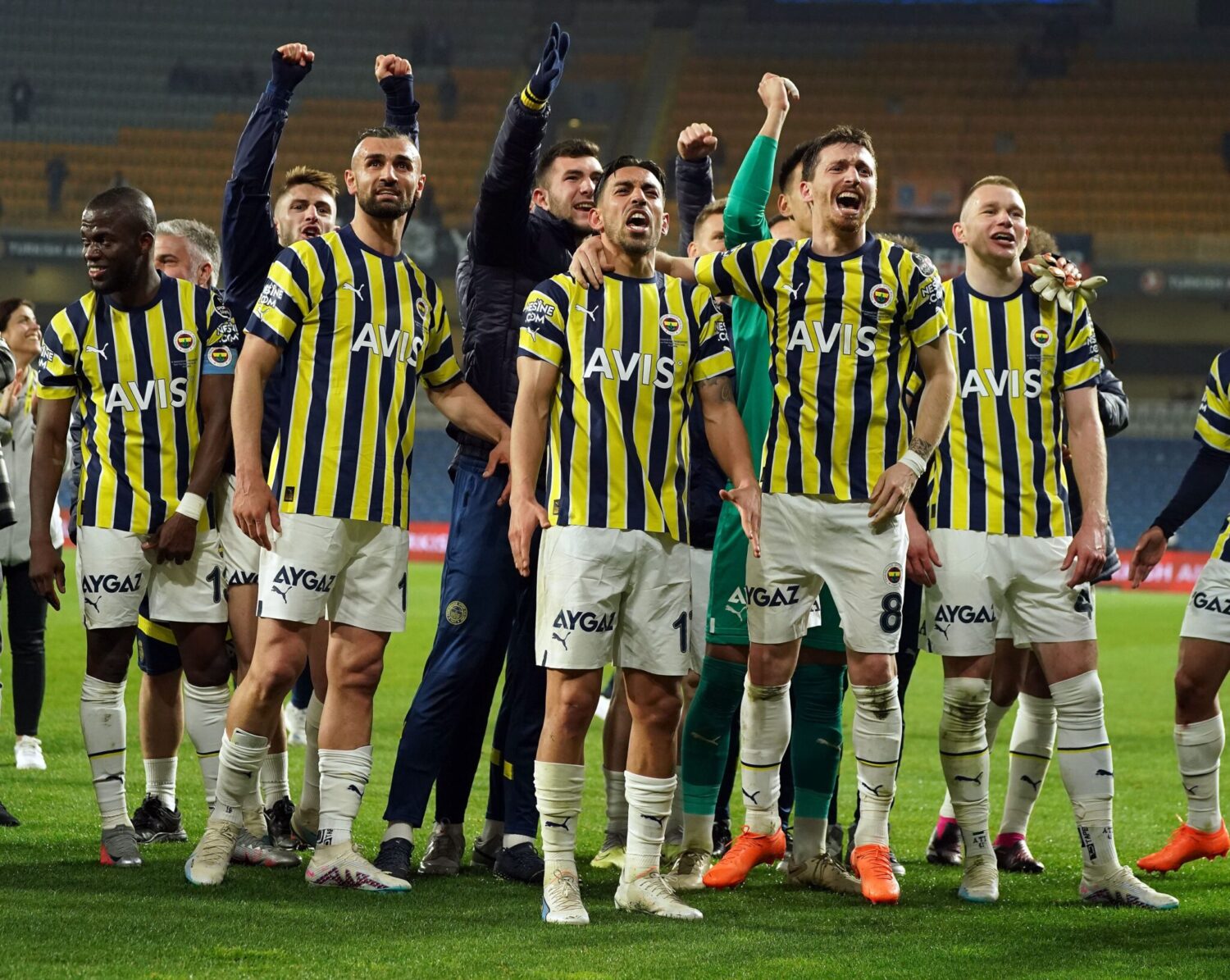 Fenerbahçe, deplasmanda oynadığı maçta Medipol Başakşehir'e karşı geriye düşmesine rağmen Joao Pedro'nun golleriyle maçı 2-1 kazandı.
