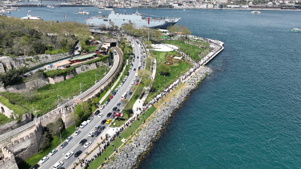 TCG Anadolu'ya ziyaretçi akını sürüyor. Gemiyi dün 8 bin 420 kişi ziyaret ederken, toplam ziyaretçi sayısı ise 124 bin 27’ye ulaştı.