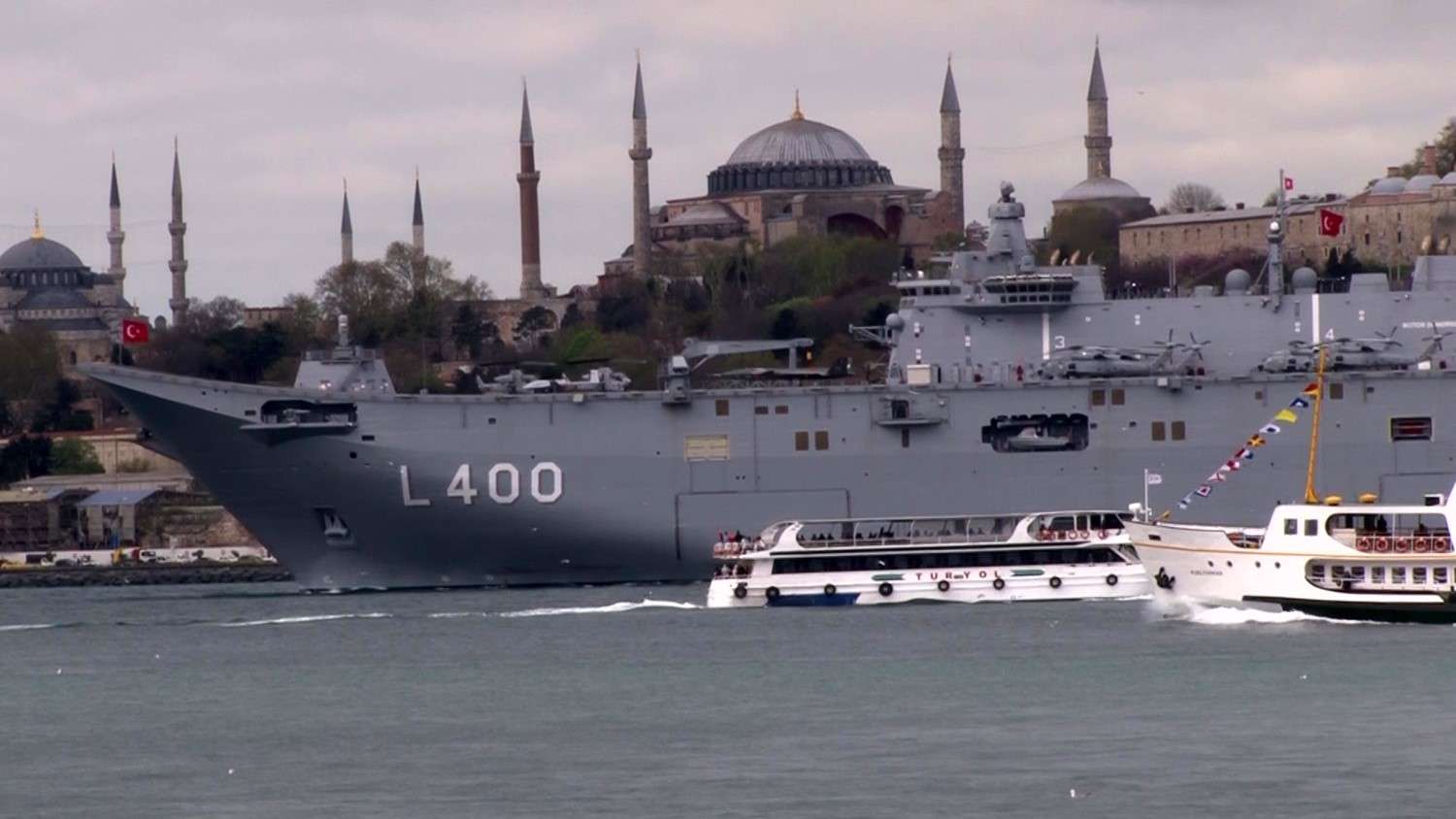 Sarayburnu'nda vatandaşların ziyaretine açılan dünyanın ilk SİHA gemisi TCG Anadolu, demir aldı. TCG Anadolu, bir süre İstanbul Boğazı'nda seyretti. 