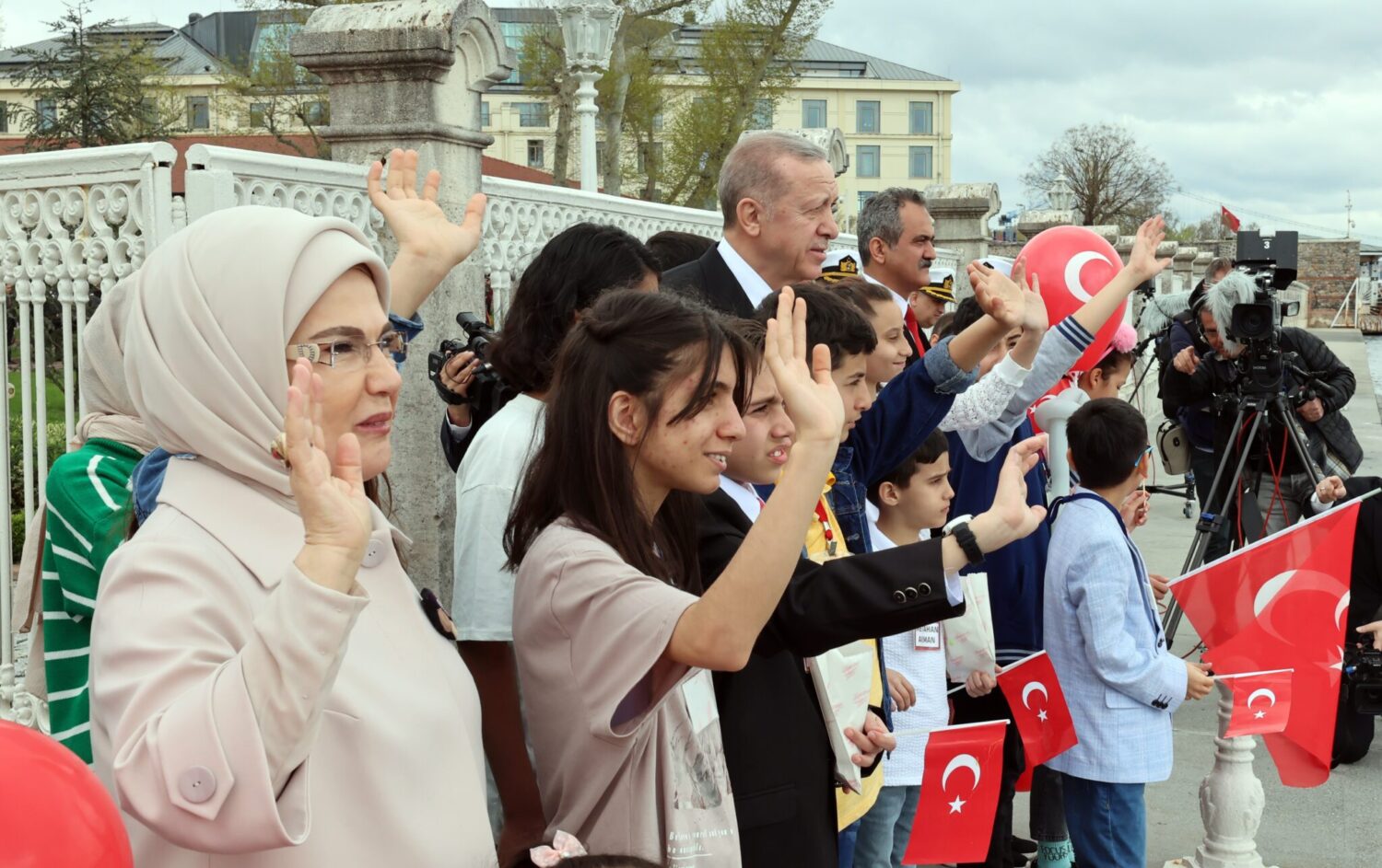TCG Anadolu, İstanbul Boğazı'ndan geçişi sırasında Dolmabahçe'de Cumhurbaşkanı Recep Tayyip Erdoğan'ı ve çocukları selamladı.